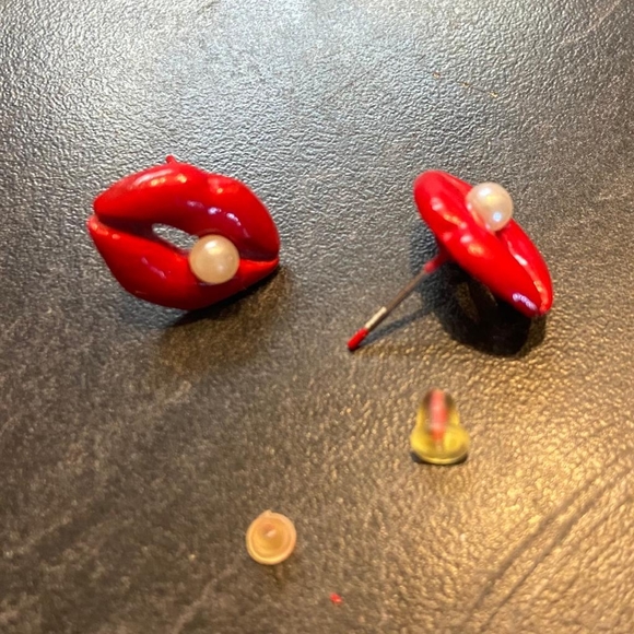 BETSEY JOHNSON | STUD LIP & PEARL - Picture 2 of 2